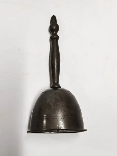 Foto de um(a) Sino em Estanho, Década de 1960, da categoria de Outros objetos decorativos. Sino de mesa em estanho com haste e badalo também em estanho, década de 1960. Sem marca do fabricante. A: 13 cm Diâmetro:... Mostrado de uma perspectiva diferente. Vendido no marketplace Trésors.