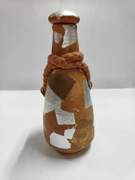 Foto de um(a) Combo Garrafas em Cerâmica, Década de 2000, da categoria de Garrafas, potes e jarros. Combo de garrafas em cerâmica com folha de ouro e prata, colar em latão e cordão trançado de algodão. Peças exclusivas... Mostrado de uma perspectiva diferente. Vendido no marketplace Trésors.