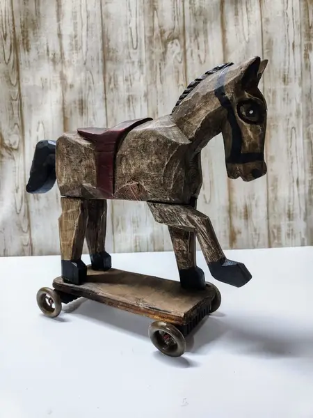 Foto de um(a) Cavalo em Madeira com Rodinhas, Década de 1970, da categoria de Brinquedos de puxar. Cavalo com rodinhas, esculpido em madeira. Rodinhas de madeira com parte interna em metal. Com envelhecimento natural década... Mostrado de uma perspectiva diferente. Vendido no marketplace Trésors.