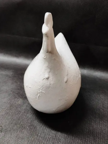 Foto de um(a) Galinha em Cerâmica Esmaltada, Década de 1990, da categoria de Modelos e estatuetas. Galinha em cerâmica esmaltada de branco com textura em relevo, década de 1990 A: 14 cm L: 7,5 cm P: 9,5 cm peso: 222 g. Mostrado de uma perspectiva diferente. Vendido no marketplace Trésors.