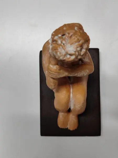 Foto de um(a) Escultura Feminina em Terracota, Década de 1980, da categoria de Escultura. Escultura feminina em terracota com base em madeira, década de 1980 sem registro do autor - produzido na escola de cerâmica... Mostrado de uma perspectiva diferente. Vendido no marketplace Trésors.