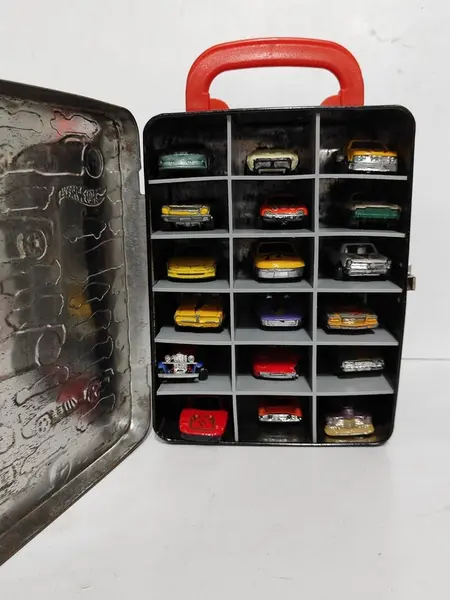 Foto de um(a) Lata Hotwheels, Década de 2010, da categoria de Cestos e Caixas. Lata tipo mala para transporte de carrinhos hotwheels. Capacidade para 18 carrinhos, década de 2010 **não acompanha os... Mostrado de uma perspectiva diferente. Vendido no marketplace Trésors.