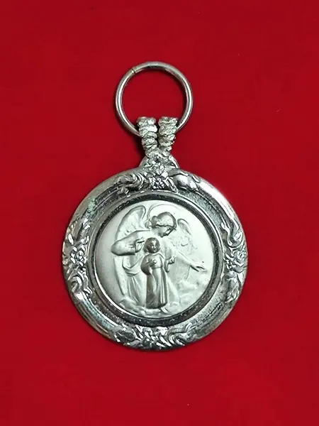 Foto de um(a) Medalha de Berço Anjo da Guarda em Latão Espessurado em Prata, Década de 1950, da categoria de Objetos religiosos e espirituais. Medalha de berço anjo da guarda, em latão espessurado em prata, anos 1950. Diâmetro: 6,2 cm A: 9,8 cm Peso: 62 g. Mostrado de uma perspectiva diferente. Vendido no marketplace Trésors.