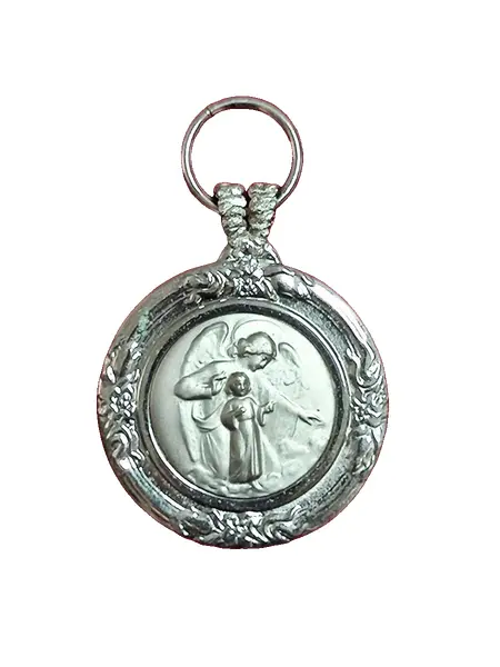 Foto de um(a) Medalha de Berço Anjo da Guarda em Latão Espessurado em Prata, Década de 1950, da categoria de Objetos religiosos e espirituais. Medalha de berço anjo da guarda, em latão espessurado em prata, anos 1950. Diâmetro: 6,2 cm A: 9,8 cm Peso: 62 g. Vendido no marketplace Trésors.