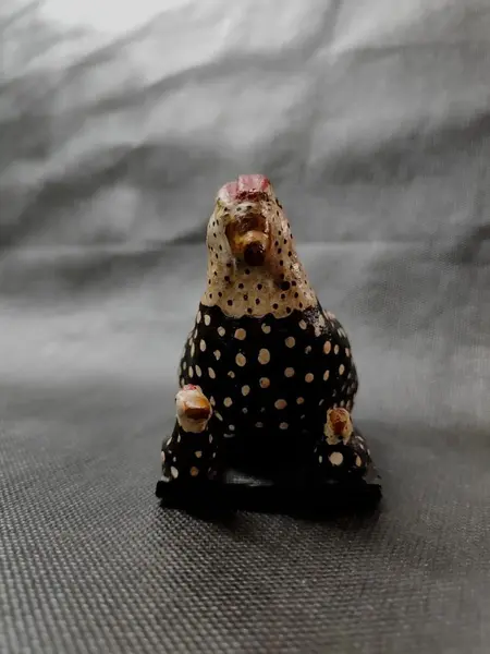 Foto de um(a) Galinha D'Angola, Arte Kaiagang, Década de 1980, da categoria de Modelos e estatuetas. Galinha d'angola esculpida em madeira arte pelos índiginas kaigang do sul do país, década de 1980. A: 7 cm L: 5 cm P: 10,5... Mostrado de uma perspectiva diferente. Vendido no marketplace Trésors.