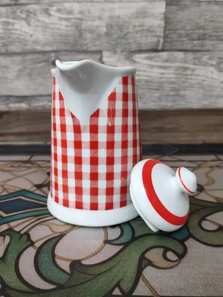 Foto de um(a) Bule em Porcelana Xadrez Branca e Vermelha, Germer, Década de 1980, da categoria de Bules. Bule em porcelana branca com estampa xadrez vermelha e branca, marca brasileira germer, década de 1980A: 17 cm / Diâmetro da... Mostrado de uma perspectiva diferente. Vendido no marketplace Trésors.