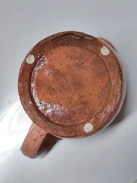 Foto de um(a) Jarra em Cerâmica Vitrificada, Década de 1980, da categoria de Jarros. Jarra de cerâmica vitrificada e craquelada, na cor ros, década de 1980. A: 15 cm / L: 17,5 cm / P: 12 cmPeso: 1,2kg. Mostrado de uma perspectiva diferente. Vendido no marketplace Trésors.