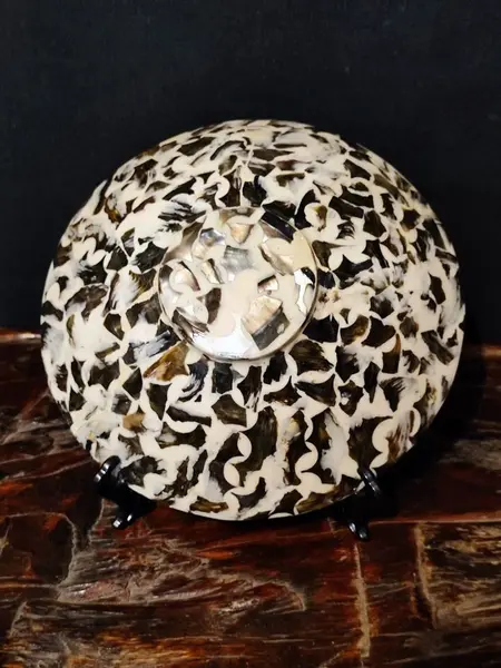 Foto de um(a) Prato Tailandês Decorativo em Resina, Década de 1990, da categoria de Pratos Decorativos. Prato fundo de resina com incrustações de abalone, decorativo e feito na tailândia na década de 1990. Diâmetro: 20 cm / A:... Mostrado de uma perspectiva diferente. Vendido no marketplace Trésors.