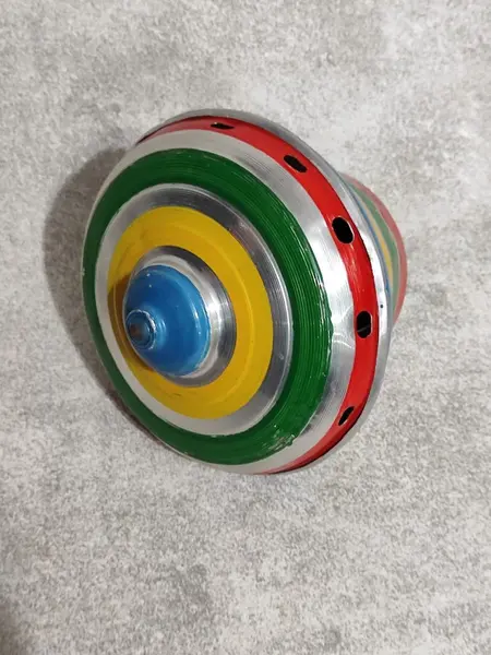 Foto de um(a) Pião Sonoro em Alumínio, Década de 1970, da categoria de Piões. Pião sonoro em alumínio policromado com marcas de uso e muito divertimento, década de 1970 A 20 cm / Diâmetro maior: 16 cm... Mostrado de uma perspectiva diferente. Vendido no marketplace Trésors.