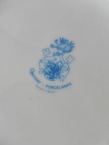 Foto de um(a) Bule em Porcelana Xadrez Branca e Vermelha, Germer, Década de 1980, da categoria de Bules. Bule em porcelana branca com estampa xadrez vermelha e branca, marca brasileira germer, década de 1980A: 17 cm / Diâmetro da... Mostrado de uma perspectiva diferente. Vendido no marketplace Trésors.