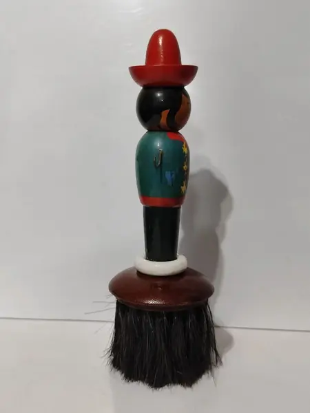 Foto de um(a) Escova Camponês em Madeira e Cerdas de Crina de Cavalo, Década de 1940, da categoria de Outros objetos decorativos. Escova anos 1940 em madeira com figura policromada lembrando um camponês. Dois ganchos para colocar pequenas escovas para... Mostrado de uma perspectiva diferente. Vendido no marketplace Trésors.