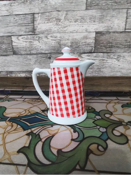 Foto de um(a) Bule em Porcelana Xadrez Branca e Vermelha, Germer, Década de 1980, da categoria de Bules. Bule em porcelana branca com estampa xadrez vermelha e branca, marca brasileira germer, década de 1980A: 17 cm / Diâmetro da... Mostrado de uma perspectiva diferente. Vendido no marketplace Trésors.