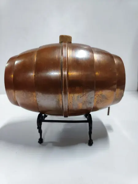 Foto de um(a) Barril de Cobre Oxidado, Década de 1940, da categoria de Outros utensílios de bar. Barril de cobre oxidado, com suporte em latão ebanizado, década de 1940. Torneira é decorativa, mas não impedindo o uso.... Mostrado de uma perspectiva diferente. Vendido no marketplace Trésors.