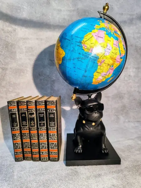 Foto de um(a) Globo Terrestre de Mesa Buldogue Francês, Peça Única Pelo Designer Marcelus Ribas, da categoria de Globos. Globo terrestre com base de bulldog francês: bulldog em vinil, ebanizada sobre base de madeira, haste em acrílico com... Mostrado de uma perspectiva diferente. Vendido no marketplace Trésors.