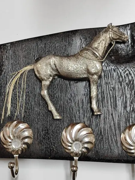 Foto de um(a) Cabideiro Cavalo em Madeira Cerejeira e Prata, da categoria de Cabideiros e porta-chapéus. Cabideiro de parede com base em madeira cerejeira, cavalo de prata e 3 suportes niquelados. Peça única pelo designer... Mostrado de uma perspectiva diferente. Vendido no marketplace Trésors.