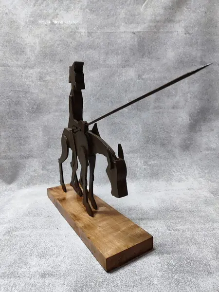 Foto de um(a) Escultura Dom Quixote em Madeira, Peça Única, Década de 2000, da categoria de Escultura. Escultura dom quixote. Peça de coleção, década de 2000 em compensado de madeira sobrepostos tipo sombra. Pintura em sombra... Mostrado de uma perspectiva diferente. Vendido no marketplace Trésors.