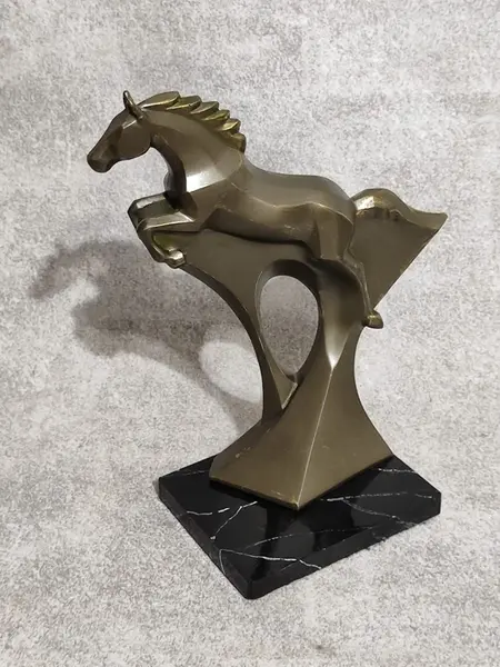 Foto de um(a) Escultura Equina em Poliresina, Peça Única, Década de 2000, da categoria de Escultura. Escultura equina em poliresina italiana com pátina bronze, base em madeira marmorizada. Peça única pelo designer marcelus... Mostrado de uma perspectiva diferente. Vendido no marketplace Trésors.