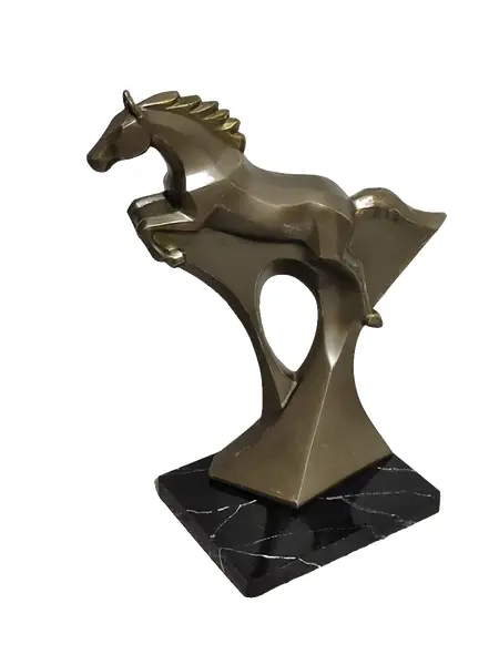 Foto de um(a) Escultura Equina em Poliresina, Peça Única, Década de 2000, da categoria de Escultura. Escultura equina em poliresina italiana com pátina bronze, base em madeira marmorizada. Peça única pelo designer marcelus... Vendido no marketplace Trésors.