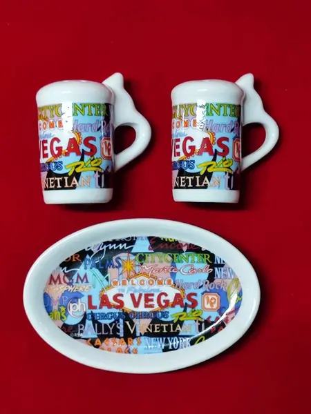 Foto de um(a) Saleiro e Pimenteira Las Vegas, Souvenir Dos Anos 1980, da categoria de Saleiros e pimenteiros. Sal e pimenta de mesa direto de las vegas em porcelana policromadas clássico das lembrancinhas dos anos 80. Divertido e... Mostrado de uma perspectiva diferente. Vendido no marketplace Trésors.