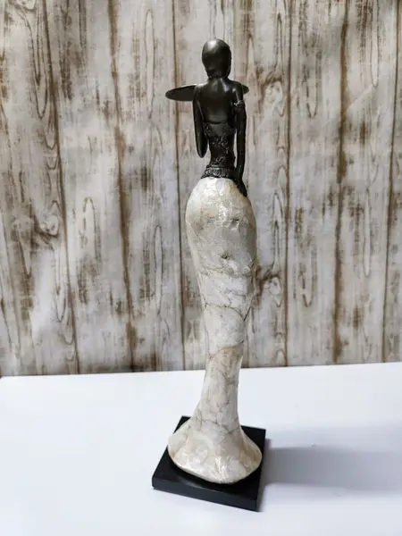 Foto de um(a) Escultura em Resina Representando Mulher Africana, Década de 2000, da categoria de Escultura. Escultura em resina representando uma africana: corpo e bandeja revestido com madrepérola, parte do corpo com pátina bronze... Mostrado de uma perspectiva diferente. Vendido no marketplace Trésors.