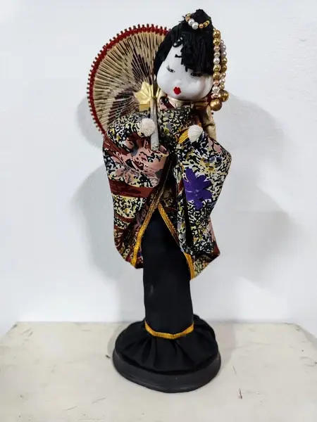 Foto de um(a) Gueixa em Porcelana, Década de 1980, da categoria de Modelos e estatuetas. Gueixa com cabeça de porcelana, sombrinha com madeira e papel plissado formando um desenho floral e tisseel vermelho, década... Mostrado de uma perspectiva diferente. Vendido no marketplace Trésors.
