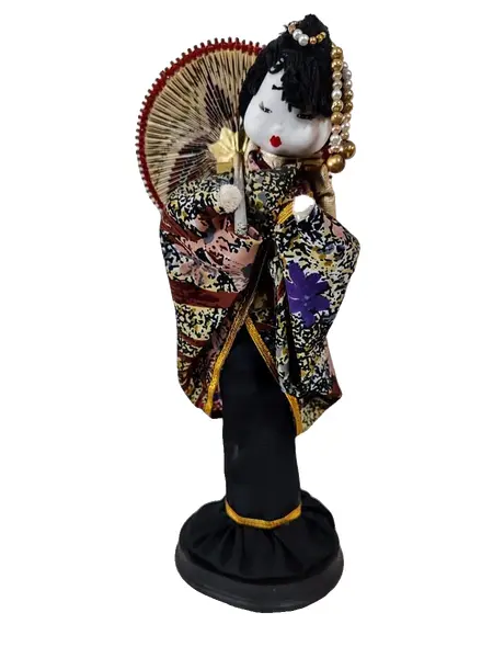 Foto de um(a) Gueixa em Porcelana, Década de 1980, da categoria de Modelos e estatuetas. Gueixa com cabeça de porcelana, sombrinha com madeira e papel plissado formando um desenho floral e tisseel vermelho, década... Vendido no marketplace Trésors.