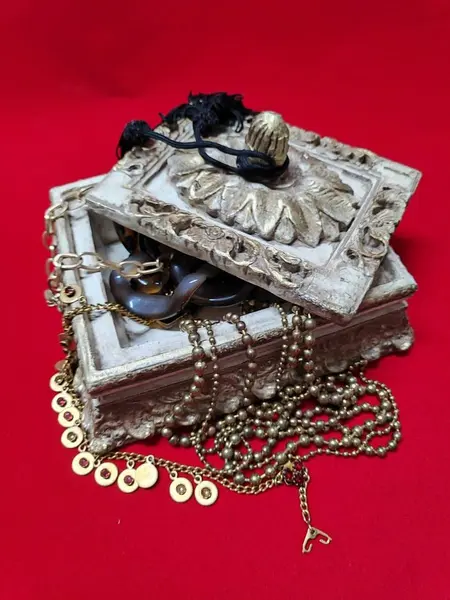 Foto de um(a) Porta Joias em Gesso, Década de 2000, da categoria de Porta-Jóias. Porta jóias em gesso com pátina dourada envelhecida com tassel preto, década de 2000 A: 10,5 cm C: 19 cm L: 17 cm peso: 1kg. Mostrado de uma perspectiva diferente. Vendido no marketplace Trésors.