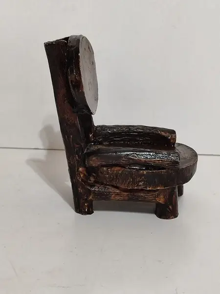 Foto de um(a) Mini Cadeirinha em Resina com Pegada Rústica, Década de 2000, da categoria de Móveis e miniaturas para bonecas. Miniatura de cadeira feita com fragmentos de resina, dando o aspecto orgânico de uma peça de madeira rústica, década de 2000... Mostrado de uma perspectiva diferente. Vendido no marketplace Trésors.