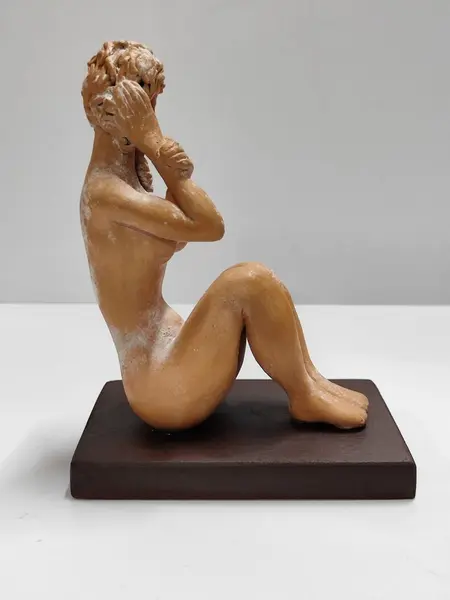 Foto de um(a) Escultura Feminina em Terracota, Década de 1980, da categoria de Escultura. Escultura feminina em terracota com base em madeira, década de 1980 sem registro do autor - produzido na escola de cerâmica... Mostrado de uma perspectiva diferente. Vendido no marketplace Trésors.