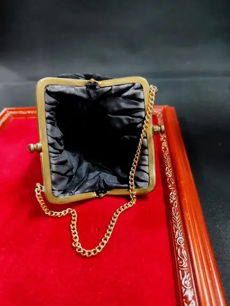 Foto de um(a) Bolsa de Mão, Década de 1930, da categoria de Outros colecionáveis. Bolsa em tecido com fecho e corrente em latão, década de 1930. A: 9 cm L: 0,5 cm P: 7 cm peso: 63 g. Mostrado de uma perspectiva diferente. Vendido no marketplace Trésors.