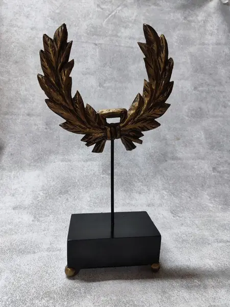 Foto de um(a) Escultura Folha de Louros, Peça Única, da categoria de Escultura. Escultura coroa de louros, símbolo de vitória entre os romano que virou símbolo para todos. Essa é em resina italiana com... Mostrado de uma perspectiva diferente. Vendido no marketplace Trésors.