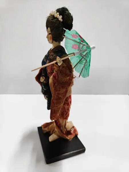 Foto de um(a) Japonesa com Kosode em Seda, Década de 1960, da categoria de Modelos e estatuetas. Japonesa com seu traje típico - o kosode, em seda forrado. Um clássico dos anos 1960. Com marcas de uso, dando mais... Mostrado de uma perspectiva diferente. Vendido no marketplace Trésors.