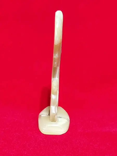 Foto de um(a) Silhueta Madona em Onix Paquistanês, Década de 1980, da categoria de Objetos religiosos e espirituais. Silhueta da madona em onix paquistanês, década de 1980. A: 10,5 cm / P: 8 mm / Base: 4,8 x 2,8 cmPeso: 88 g. Mostrado de uma perspectiva diferente. Vendido no marketplace Trésors.