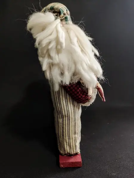 Foto de um(a) Três Reis Magos 90'S, da categoria de Arte têxtil. Os três reis magos em uma versão lúdica e feita com elementos têxteis e base e madeira, década de 1990 L: 27cm A: 18 cm P:... Mostrado de uma perspectiva diferente. Vendido no marketplace Trésors.