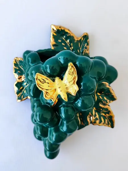 Foto de um(a) Floreira de Parede, Década de 1940, da categoria de Floreira de parede. Floreira de parede em porcelana policromada com detalhes em ouro, década de 1940 A: 17 cm L: 15 cm P: 7 cm Peso: 250 g. Mostrado de uma perspectiva diferente. Vendido no marketplace Trésors.
