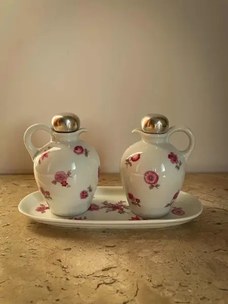 Foto de um(a) Antigo Galheteiro Azeite E Vinagre Porcelana Alemã E Prata, da categoria de Saleiros e pimenteiros. ~ Thomas / Germany ~Antigo e delicadíssimo galheteiro para azeite e vinagre em porcelana alemã com linda decoração. As... Mostrado de uma perspectiva diferente. Vendido no marketplace Trésors.