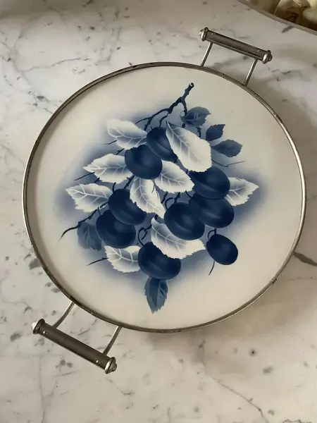 Foto de um(a) Antiga Bandeja Art Deco Majólica Faiança Alemã Azul Borrão, da categoria de Bandejas. Antiga e rara bandeja de majólica alemã, armação em metal prateado. Linda decoração branco e azul borrão. Período Art Deco.... Mostrado de uma perspectiva diferente. Vendido no marketplace Trésors.