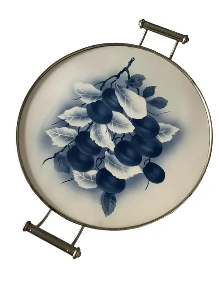 Foto de um(a) Antiga Bandeja Art Deco Majólica Faiança Alemã Azul Borrão, da categoria de Bandejas. Antiga e rara bandeja de majólica alemã, armação em metal prateado. Linda decoração branco e azul borrão. Período Art Deco.... Vendido no marketplace Trésors.