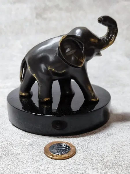 Foto de um(a) Escultura Elefante em Antimônio, Década de 1990, da categoria de Modelos e estatuetas. Elefante em antimônio com pátina bronze envelhecida, base em resina ebanizada, levando a logo do fabricante antiqua, década... Mostrado de uma perspectiva diferente. Vendido no marketplace Trésors.