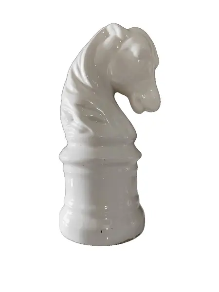Foto de um(a) Peça de Xadrez Cerâmica Vitrificada, Década de 1990, da categoria de Outros colecionáveis. Peça de xadrez. Cavalo em cerâmica vitrificada na cor branco off. Produzido pela fábrica de artigos decorativos andreia,... Vendido no marketplace Trésors.