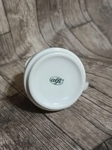 Foto de um(a) Cremeirinha Porcelana Branca Alfi, Década de 1980, da categoria de Cremeiras. Cremeira em porcelana branca lisa, década de 1980 porcelana alfi A: 8 cm L alça até o bico: 8,5 cm D: 6,5 cm. Mostrado de uma perspectiva diferente. Vendido no marketplace Trésors.