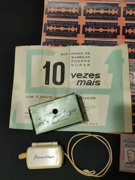 Foto de um(a) Barbearia Vintage anos 40 e 50, da categoria de Outros colecionáveis. Objetos de barbearia vintage: navalha touro 777 da solingen, 1940 barbeador gillette tech gold ball- end, 1946-1950 pincel... Mostrado de uma perspectiva diferente. Vendido no marketplace Trésors.