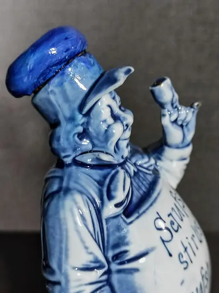 Foto de um(a) Garrafa Alemã Shefer e Vater, Década de 1920, da categoria de Garrafas, potes e jarros. Garrafa de bebida alemã em porcelana monocromática dos anos 1920, da marca shefer & vater. Atualmente peça colecionável. A:... Mostrado de uma perspectiva diferente. Vendido no marketplace Trésors.