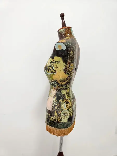 Foto de um(a) Manequim Frida Kahlo, por Marcelus Ribas, da categoria de Outros objetos decorativos. Manequim antigo feito em resina e pé de madeira e metal cromado, customizado com decoupage das obras da artista mexicana... Mostrado de uma perspectiva diferente. Vendido no marketplace Trésors.