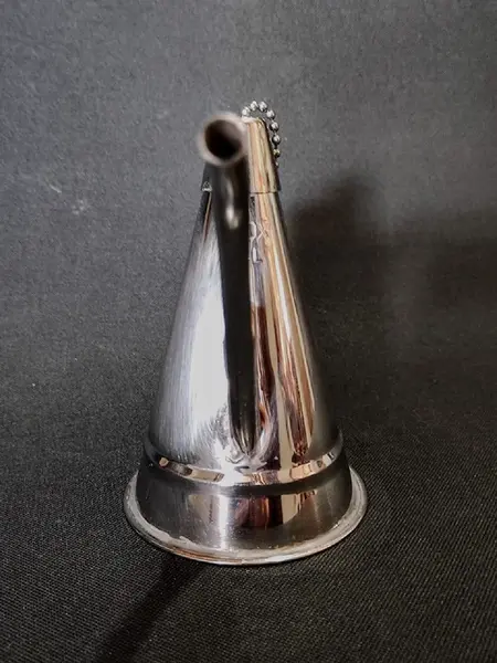 Foto de um(a) Almotolia em Inox, Década de 1970, da categoria de Outros utensílios para servir. Almotolia: utensílio para azeite em aço inox com capacidade de 1/4 de litro. Tipicamente português dos anos 1970. Bico fino... Mostrado de uma perspectiva diferente. Vendido no marketplace Trésors.