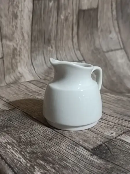 Foto de um(a) Cremeirinha Porcelana Branca Alfi, Década de 1980, da categoria de Cremeiras. Cremeira em porcelana branca lisa, década de 1980 porcelana alfi A: 8 cm L alça até o bico: 8,5 cm D: 6,5 cm. Mostrado de uma perspectiva diferente. Vendido no marketplace Trésors.