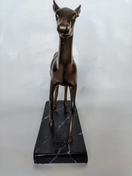 Foto de um(a) Escultura Cervo em Bronze, da categoria de Escultura. Cervo em bronze com base em madeira marmorizada, década de 1930. A: 24cm / P: 6cm / L: 19cm Base: 21 x 9 x 2cm. Mostrado de uma perspectiva diferente. Vendido no marketplace Trésors.