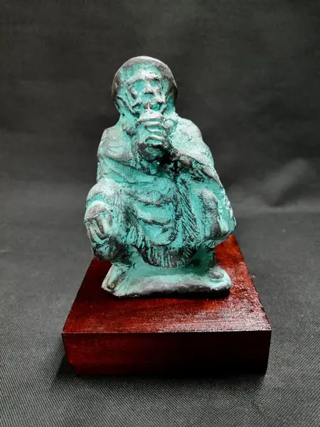 Foto de um(a) Escultura Paixão Cortês, da categoria de Escultura. Escultura em resina com pátina azinhabrada, com base em madeira. Um múltiplo que representa a tradição gaúcha marcada pelo... Mostrado de uma perspectiva diferente. Vendido no marketplace Trésors.