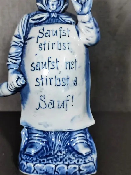 Foto de um(a) Garrafa Alemã Shefer e Vater, Década de 1920, da categoria de Garrafas, potes e jarros. Garrafa de bebida alemã em porcelana monocromática dos anos 1920, da marca shefer & vater. Atualmente peça colecionável. A:... Mostrado de uma perspectiva diferente. Vendido no marketplace Trésors.
