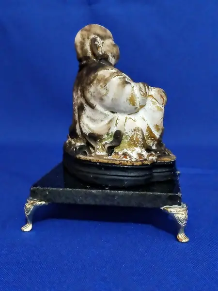 Foto de um(a) Escultura Buddha anos 80, da categoria de Objetos religiosos e espirituais. Buda em resina com pátina envelhecida, base em granito preto e pés dourado metálico. Peça única pelo designer marcelus... Mostrado de uma perspectiva diferente. Vendido no marketplace Trésors.